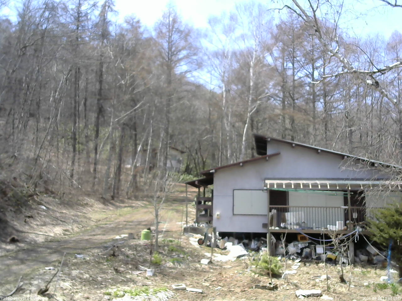 長野県菅平高原 ゆたか山荘 西側(坂上) 2026/04/14 12:00