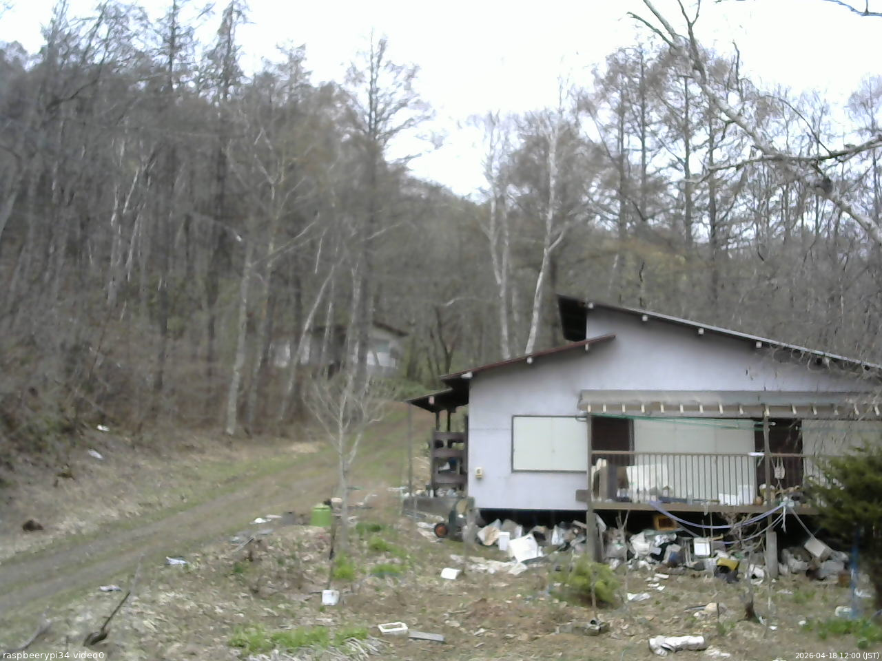 長野県菅平高原 ゆたか山荘 西側(坂上) 2026/04/18 12:00