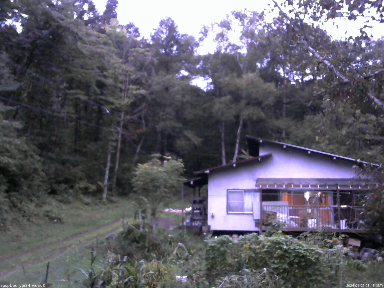 長野県菅平高原 ゆたか山荘 西側(坂上) 2026/09/27 05:45